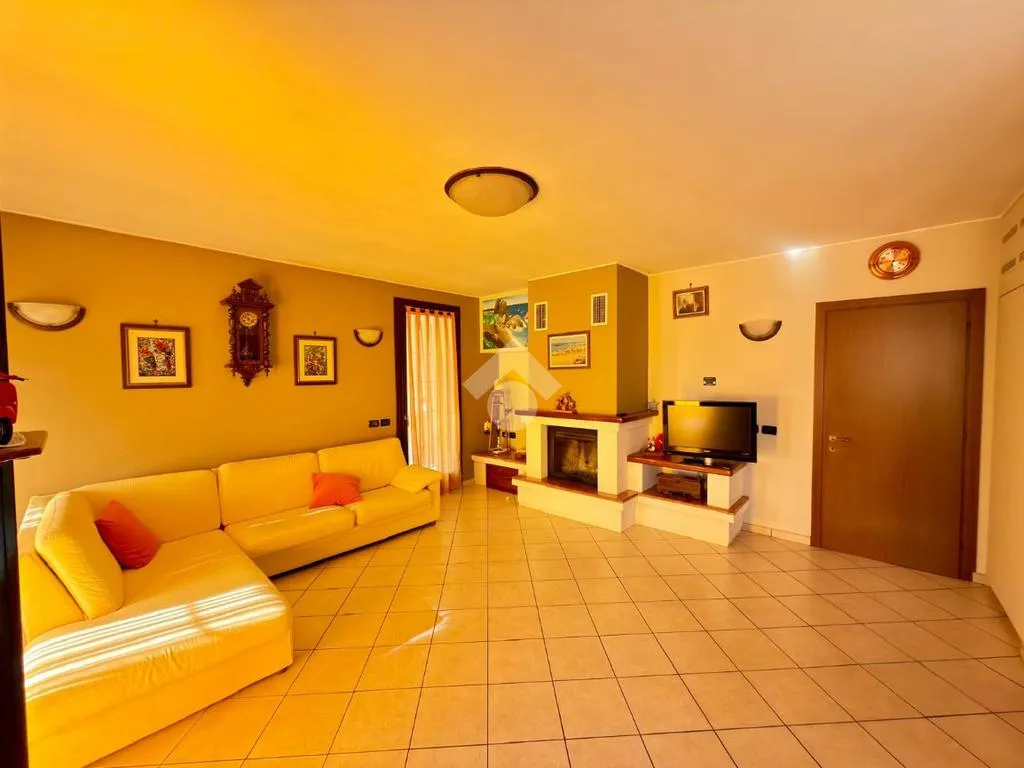 Séjour - Corner Semi-Detached Villa with Garden in Castel Goffredo
