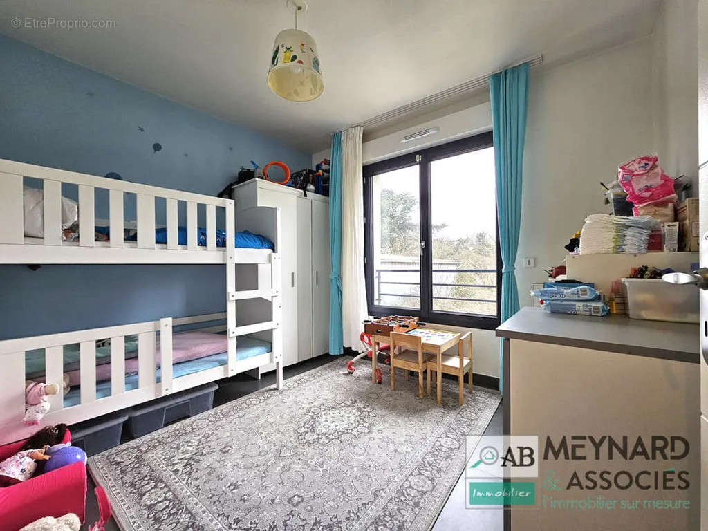 Bedrooms - Bright 3-Bed Flat with Balcony in Torcy