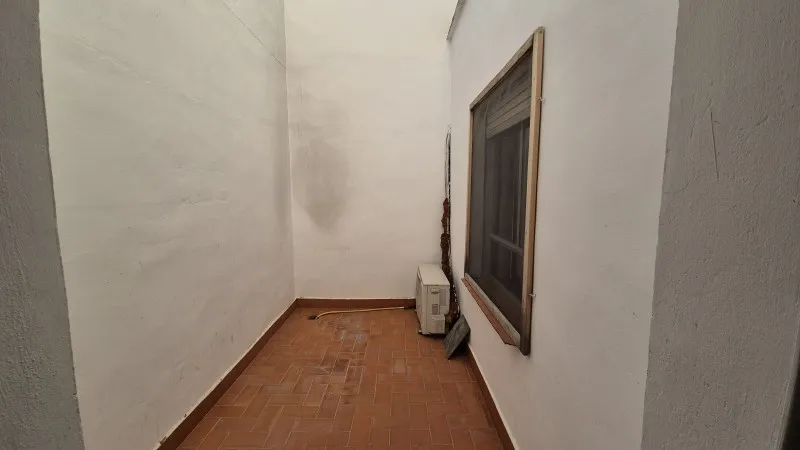 Aed - Three-Storey Townhouse with Balconies in Antella