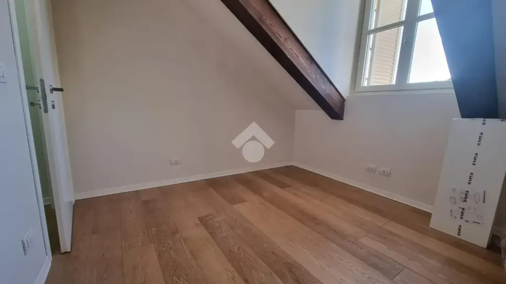 Pièces - Mansarded Apartment in Historic Building, Turin