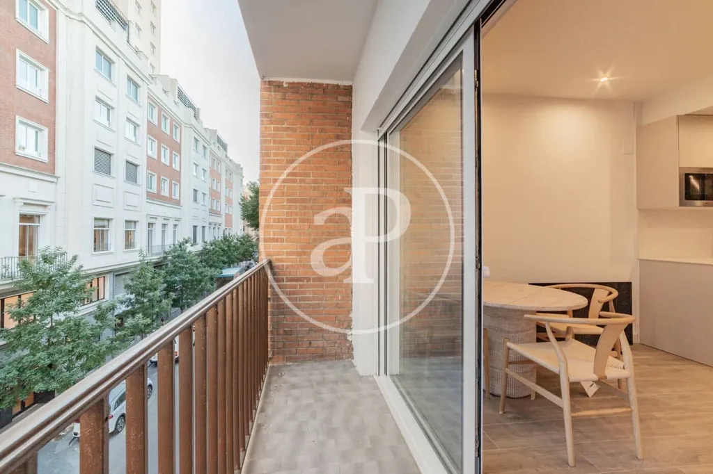 Rõdu - Renovated Apartment with Balcony in Madrid