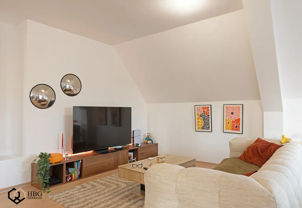 Living Room - Renovated 3-Bed Flat with Terrace in Hatten