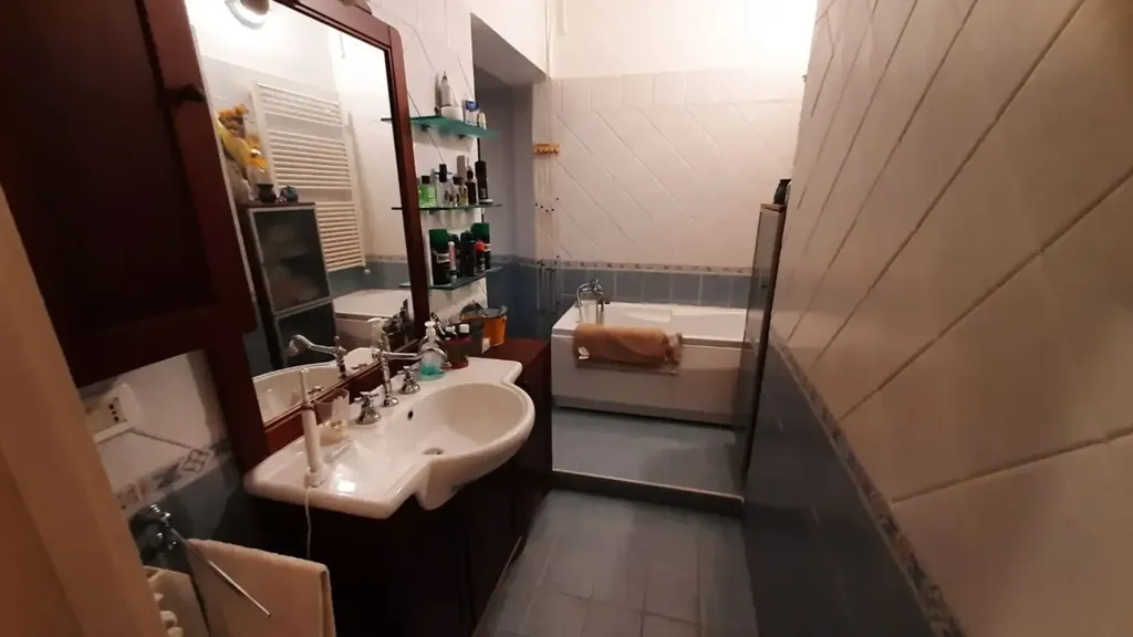 Salles de bain - Fully Rented Apartment with Balcony in Ovada Centre