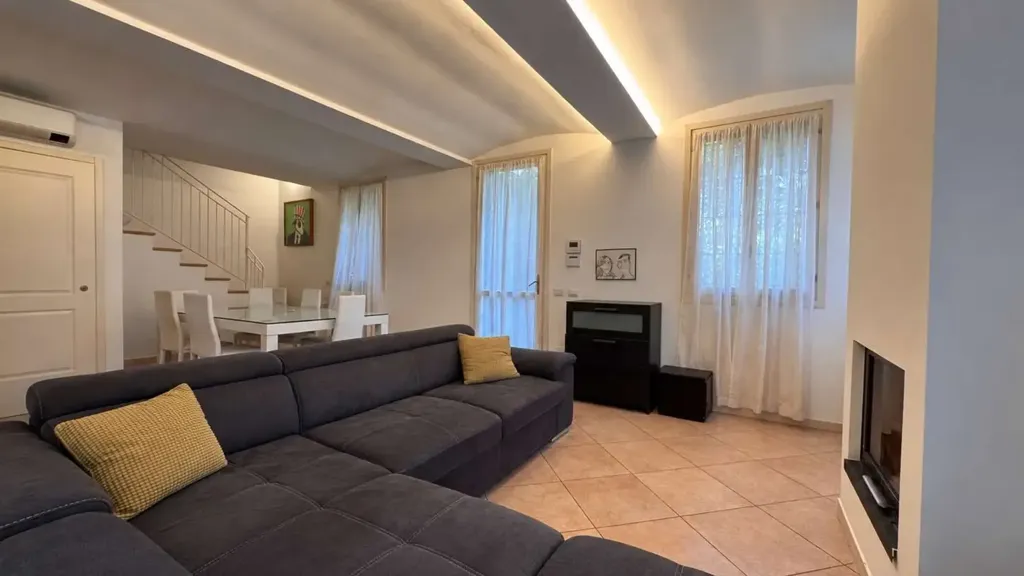 Soggiorno - Villa Portion with Garden in Modena