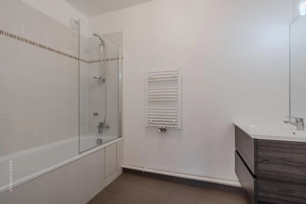 Bagni - 3-Bed Flat with Balcony-Terrace in Montevrain
