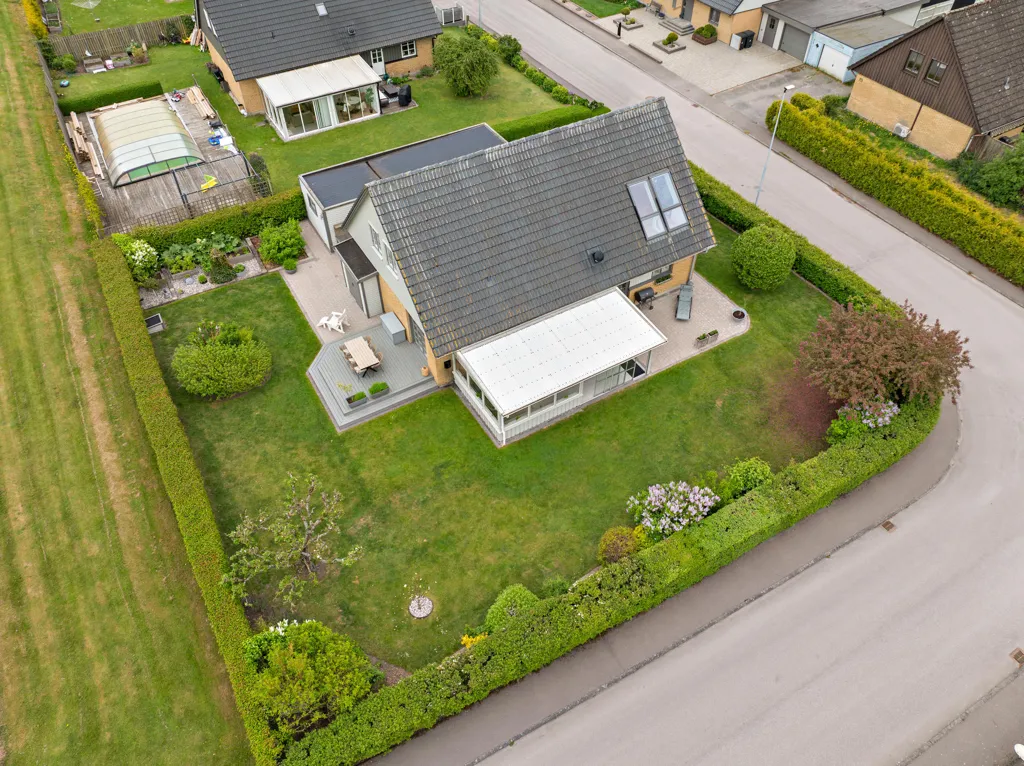 Õhuvaade - Corner Plot Villa with Garden in Västerdala
