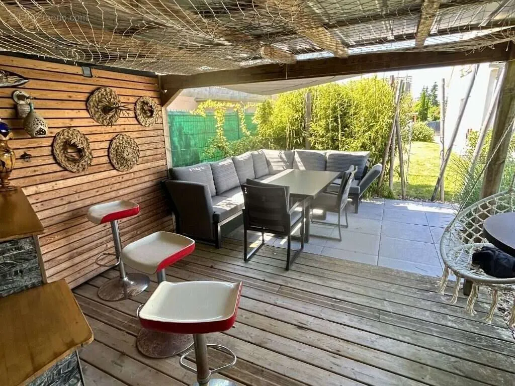 Terrasse - Maison Familiale avec Piscine à Pulversheim