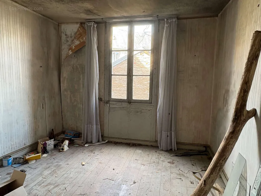 Rooms - Mixed-Use Building with Commercial Potential in Saint Yrieix