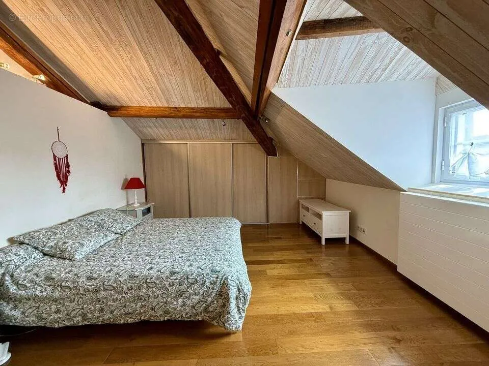 Chambres - Maison semi-individuelle avec piscine intérieure à Combs-la-Ville