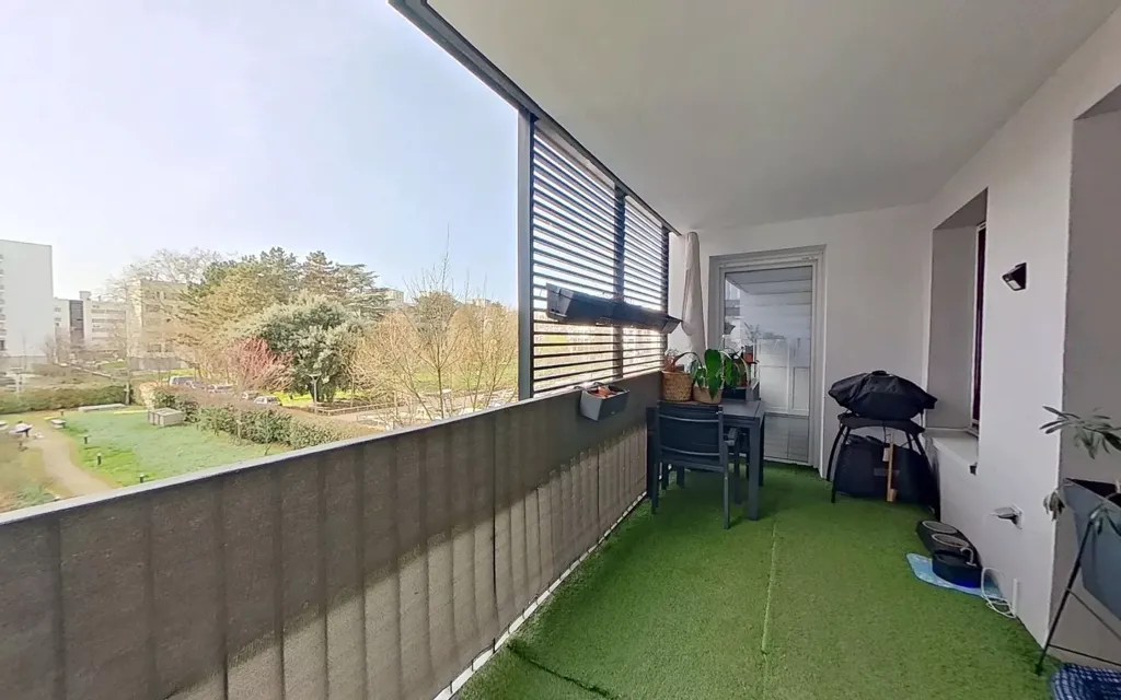 Balcony - Renovated Apartment with Balcony in Lyon