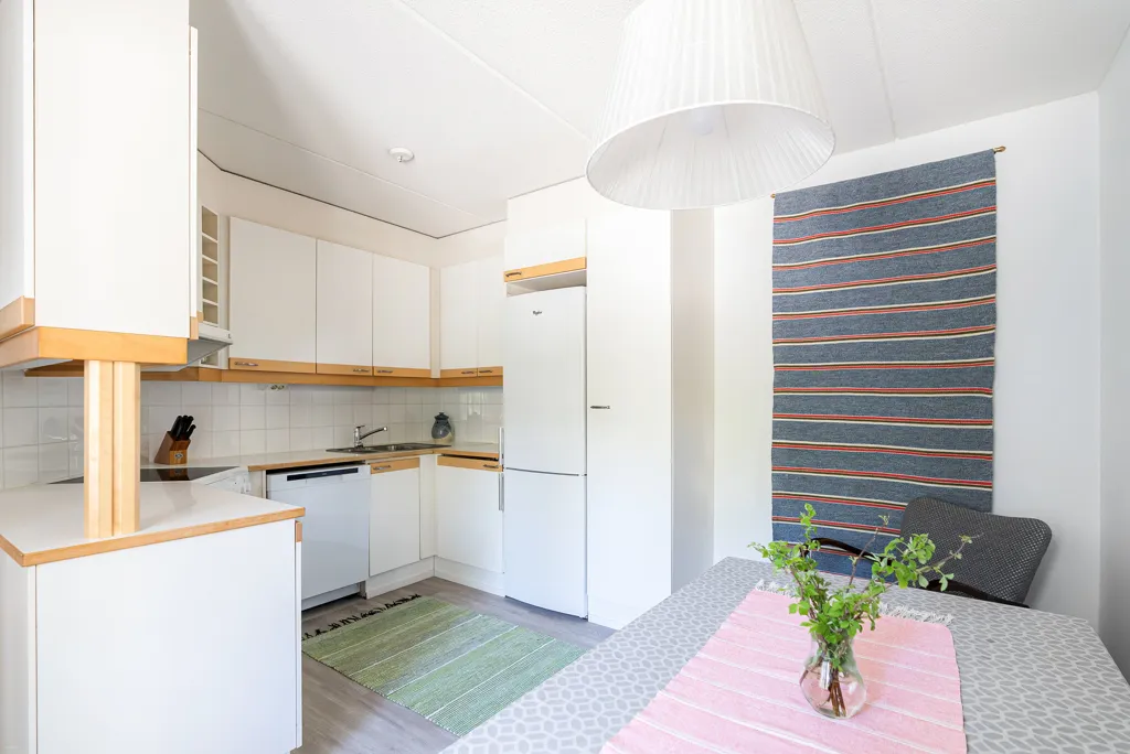 Köök - Bright Apartment with Balcony in Hyvinkää