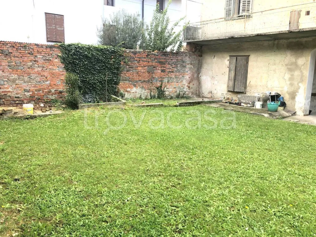 Aed - Villa for Renovation with Garden in Cormons
