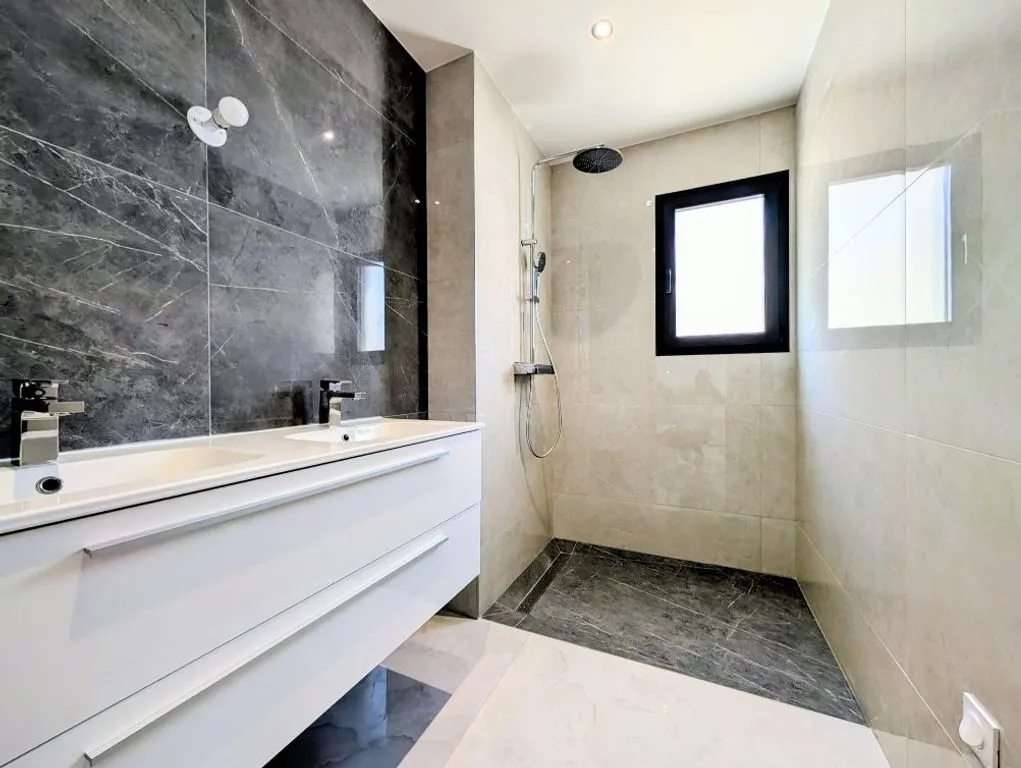 Bathrooms - Contemporary House with Pool in Perrigny-lès-Dijon