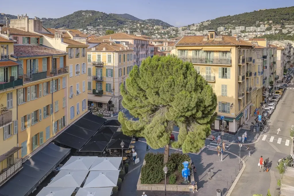 Renovated 5-Piece Apartment with View in Nice
