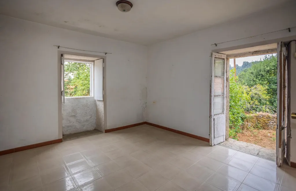 Stanze - Restoration Opportunity with Forest in Silleda