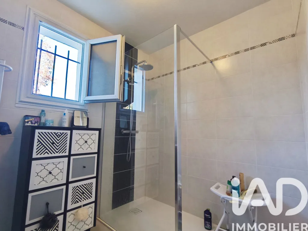 Salles de bain - Maison de plein pied avec jardin à Nieudan