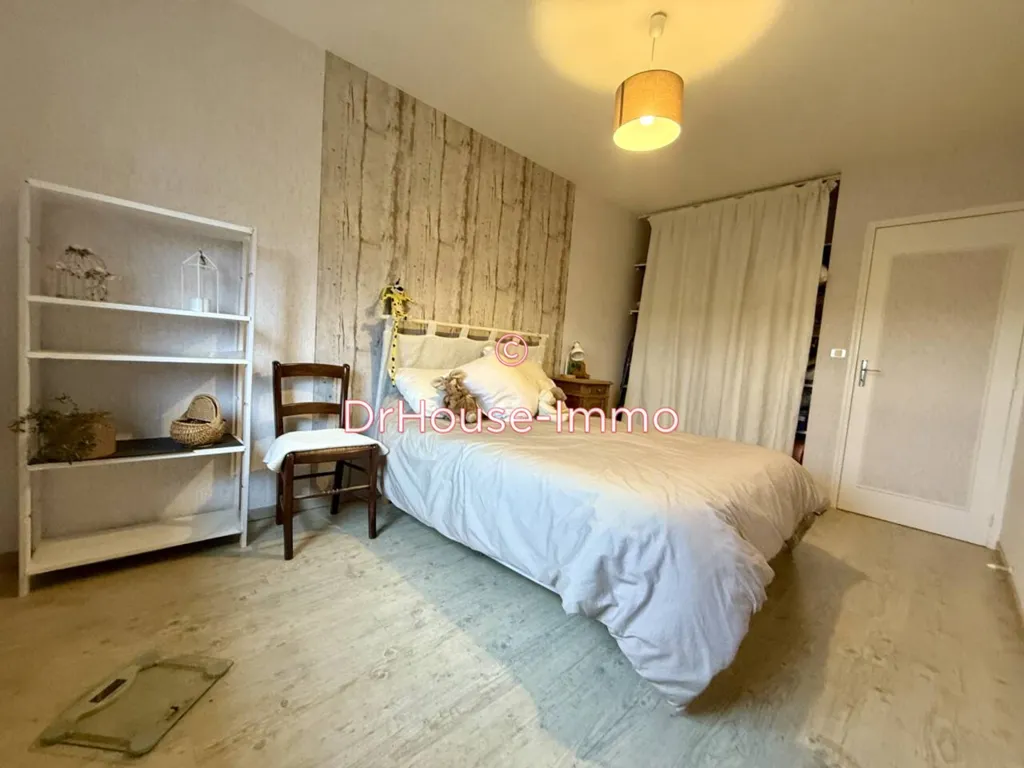 Chambres - Maison Traditionnelle avec Balcon à Dampniat