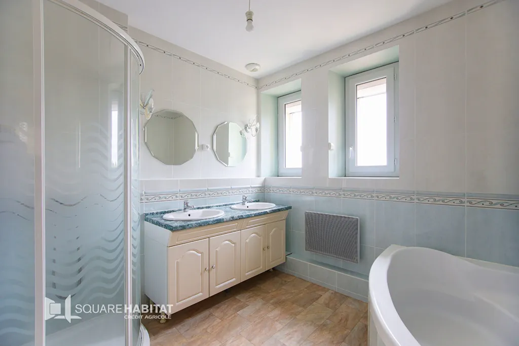 Salles de bain - Maison de 7 Pièces avec Garage à Bellevigny