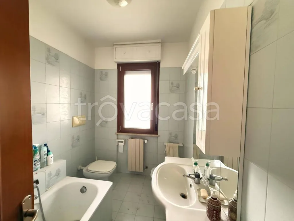 Salles de bain - Apartment with Balcony in Villa Reatina, Rieti