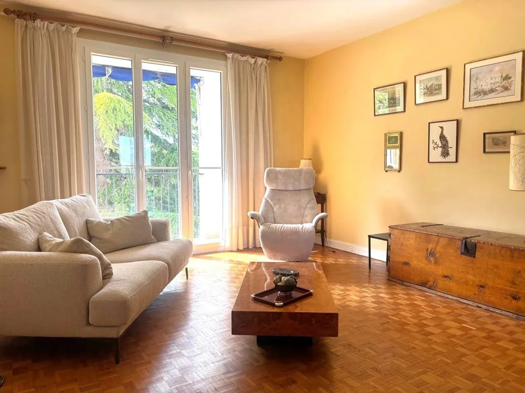 Elutuba - Traversing Flat with Balcony in Prestigious Residence