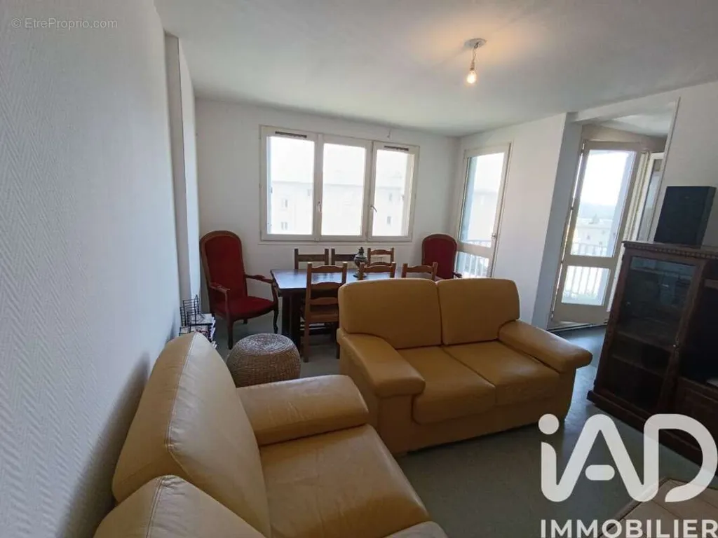 Séjour - Appartement à Rénover avec Balcon à Nouzonville