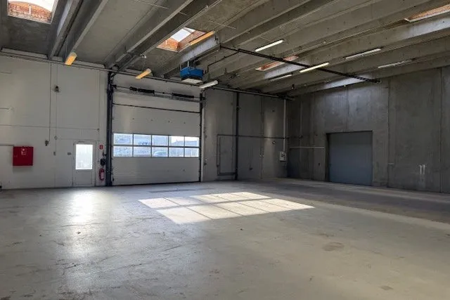 Garage - High-Ceilinged Warehouse with Large Port in Farum