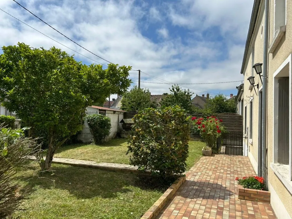 Jardin - Maison avec Dépendances dans Village Calme à 30 km de Bourges