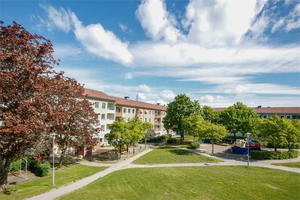 Jardin - Bright 3-Room Flat with Balcony in Barkarby