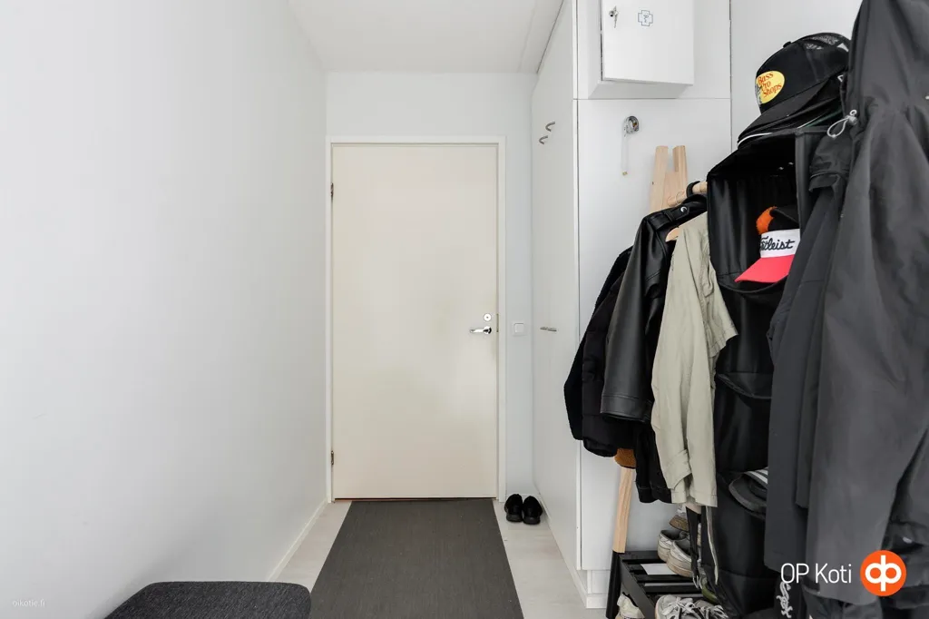 Esik - Renovated Flat with Glazed Balcony in Mäntylä