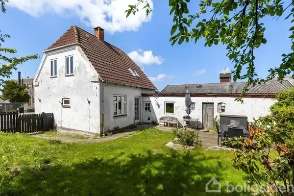 Aed - Charming Villa with Garden in Hundested