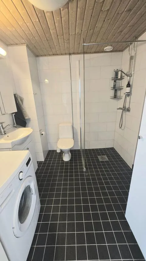Salles de bain - Bright Attic Flat with Balcony in Turku