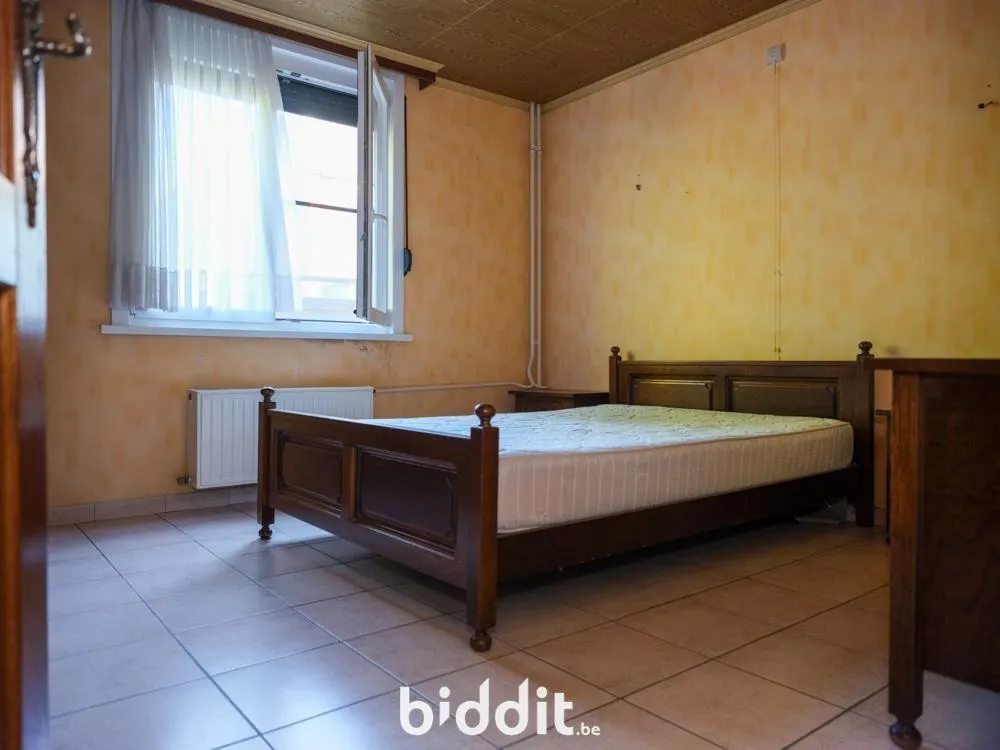 Magamistoad - Bungalow with Hangar in Residential Area