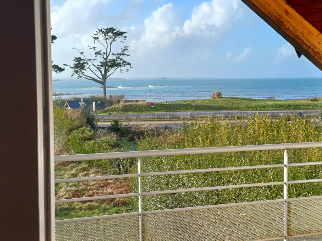 Rõdu - Architectural House with Sea View in Plougasnou