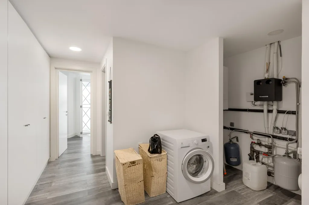 Buanderie - 7 Bedroom House with Pool in Restelo, Lisbon
