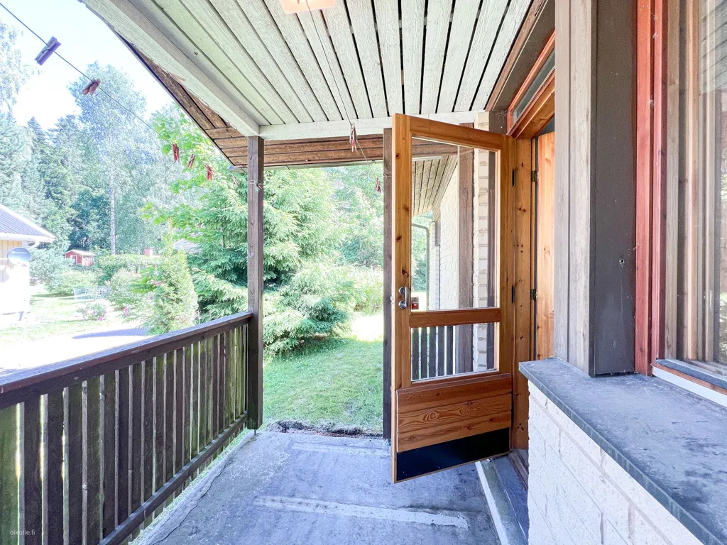 Balcon - Three-Bedroom House with Sauna in Espoonkartano