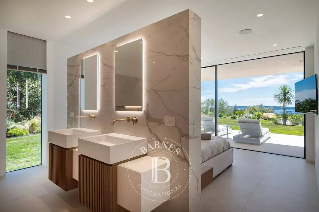 Bathrooms - Luxury Villa with Sea View in Grimaud