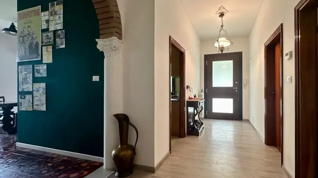 Entrée - Bifurcated Villa with Panoramic Views in Imola