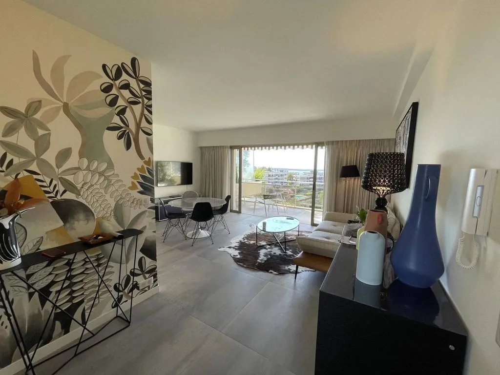 Séjour - Appartement Moderne avec Vue Mer à Cannes