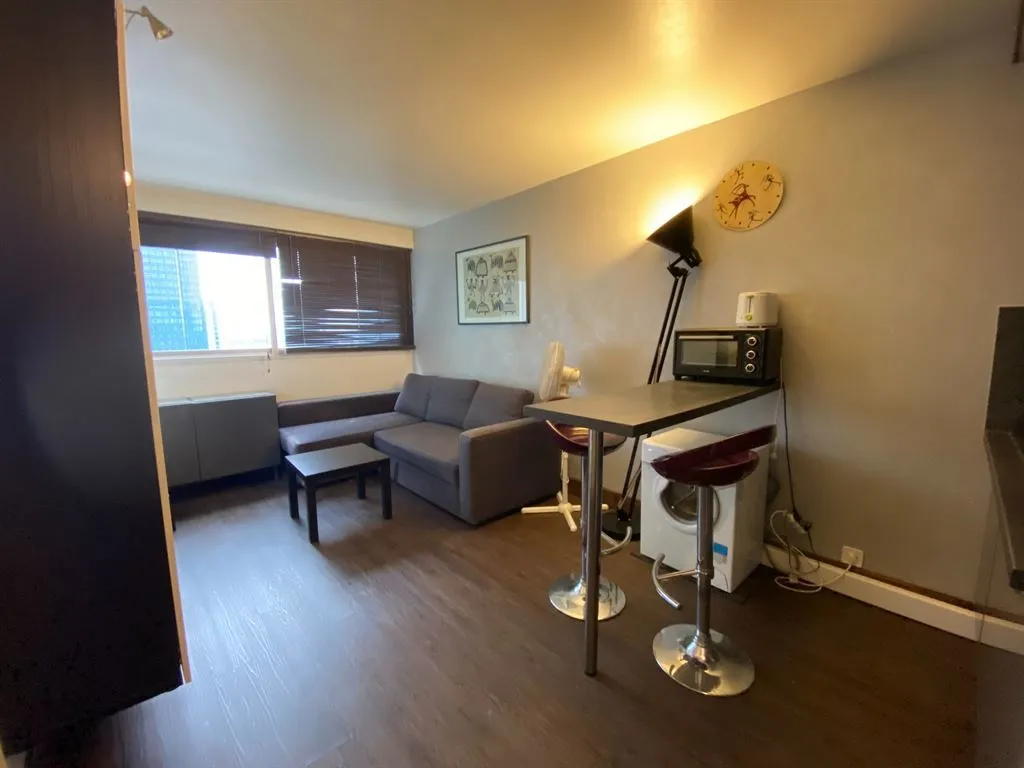 Elutuba - Studio with Balcony in Courbevoie