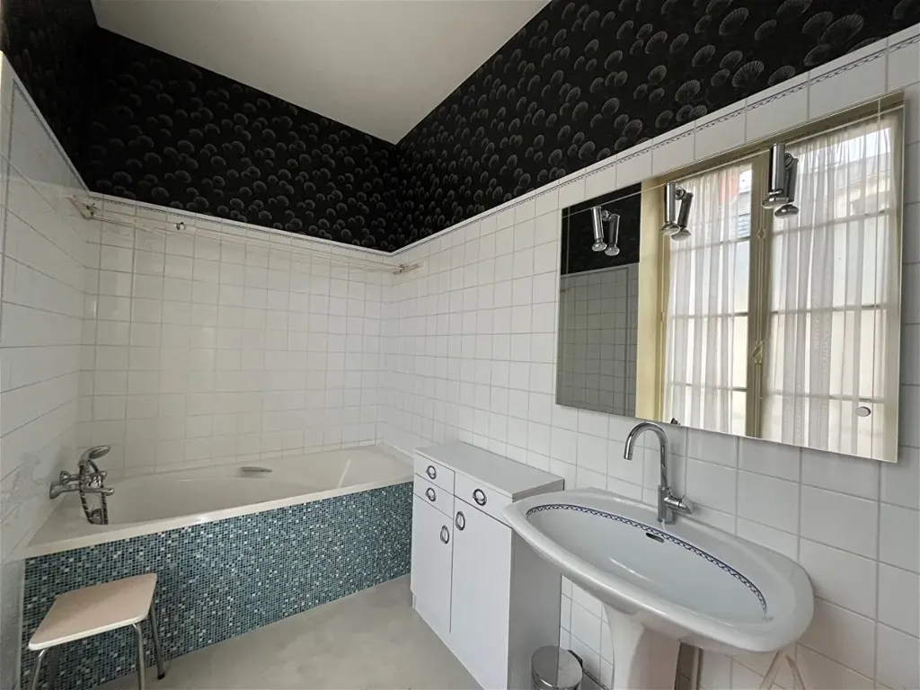 Baños - 5-Piece Apartment with Garage in Poitiers Centre