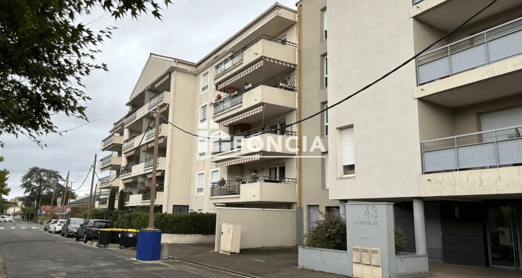 Esterno - Top-Floor Apartment with Balcony in Décines