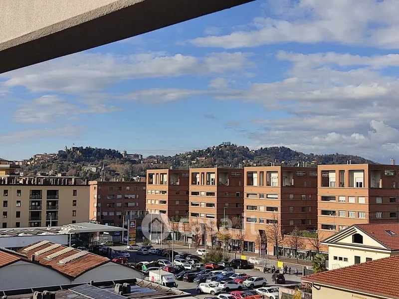 Balcon - Two-Level Apartment with Balcony in Bergamo