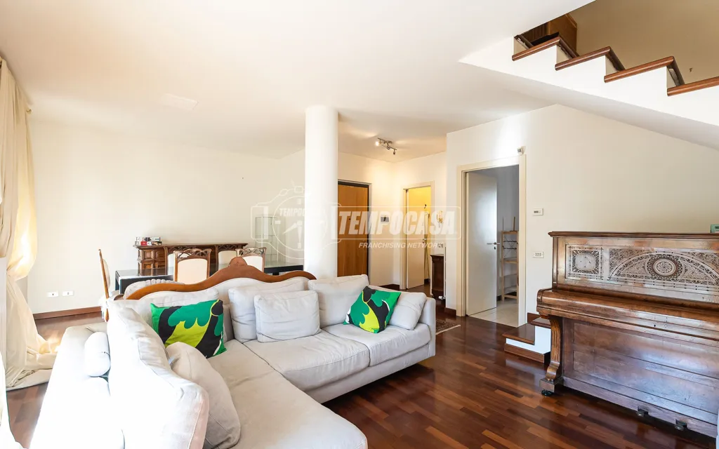 Séjour - Mansard Apartment with Balcony in Mariano Comense