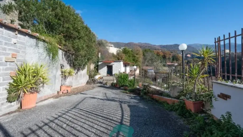 Villa with Garden in Poli