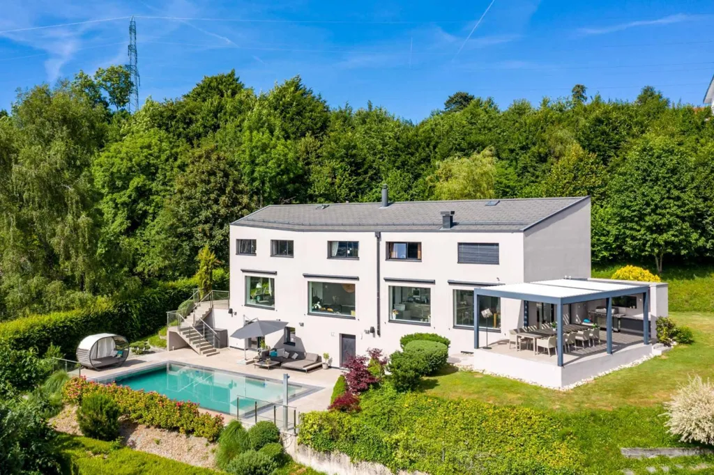 Õhuvaade - Modern Villa with Lake View in Residential Area