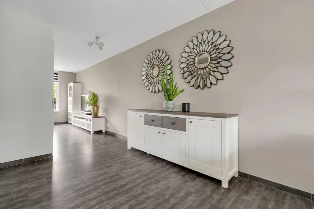 Esik - Estate-Ready House with Garden in Enschede