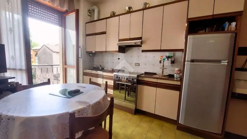 Cuisine - Three-Bedroom Apartment with Balcony in Vittuone