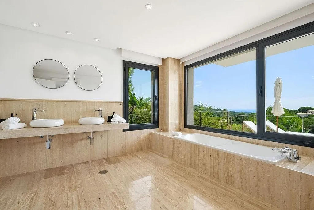 Bathrooms - Chalet with Pool and Terrace in Sotogrande
