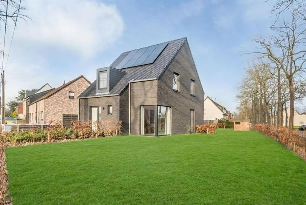 Exterior - Energy-Efficient House in Mol-Rauw