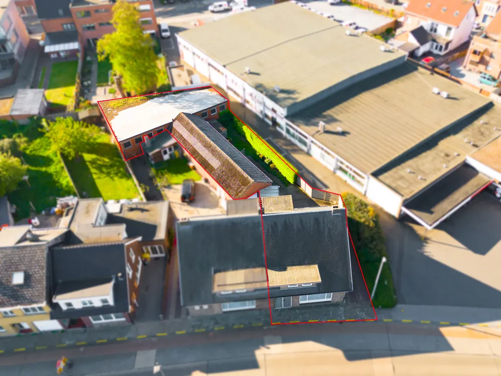 Vue aérienne - Maison avec Hangar au Centre de Mol